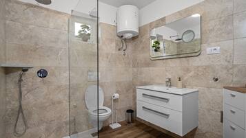 Bathtub, towels
