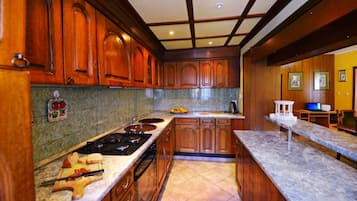 Fridge, oven, dishwasher, coffee/tea maker