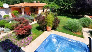 Outdoor spa tub