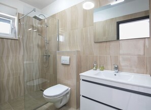 Shower, hair dryer, towels, soap - Villa Stella with private Pool by 22Estates (Kapelica)