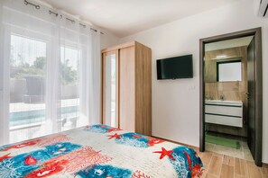 4 bedrooms, iron/ironing board, free WiFi, bed sheets