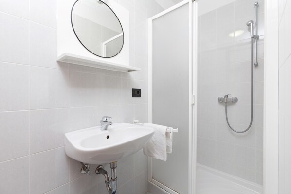Shower, towels