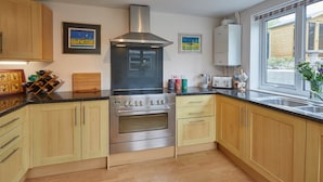 House | Private kitchen - No. 8 Willowgate (Pickering)