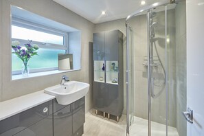 Bathroom - No. 8 Willowgate (Pickering)