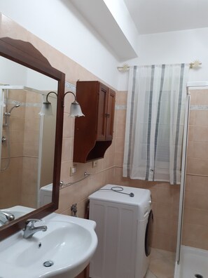 Apartment, 2 Bedrooms, Lake View, Garden Area | Bathroom
