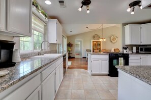 Fridge, microwave, oven, stovetop - Enchanting 3 BR, minutes from Winerys, Snow Sking, exhilarating Rafting Tours. (Medford)