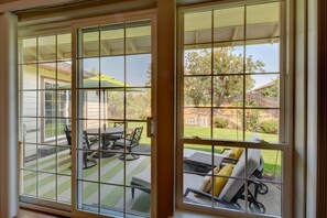 Interior - Enchanting 3 BR, minutes from Winerys, Snow Sking, exhilarating Rafting Tours. (Medford)