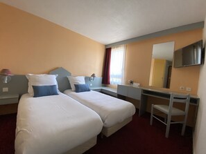 Desk, soundproofing, cots/infant beds, free WiFi - Brit Hotel Essentiel Moulins Avermes (Avermes)