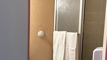 Douche, articles de toilette (gratuits), séchoir à cheveux