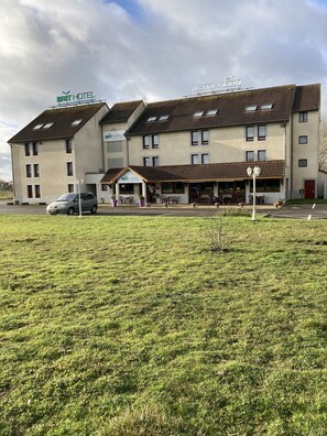 Front of property - Brit Hotel Essentiel Moulins Avermes (Avermes)
