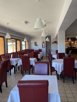 Daily buffet breakfast for a fee - Brit Hotel Essentiel Moulins Avermes (Avermes)