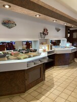 Uma mesa de buffet com diversos alimentos e uma placa de boas-vindas a Las Vegas.