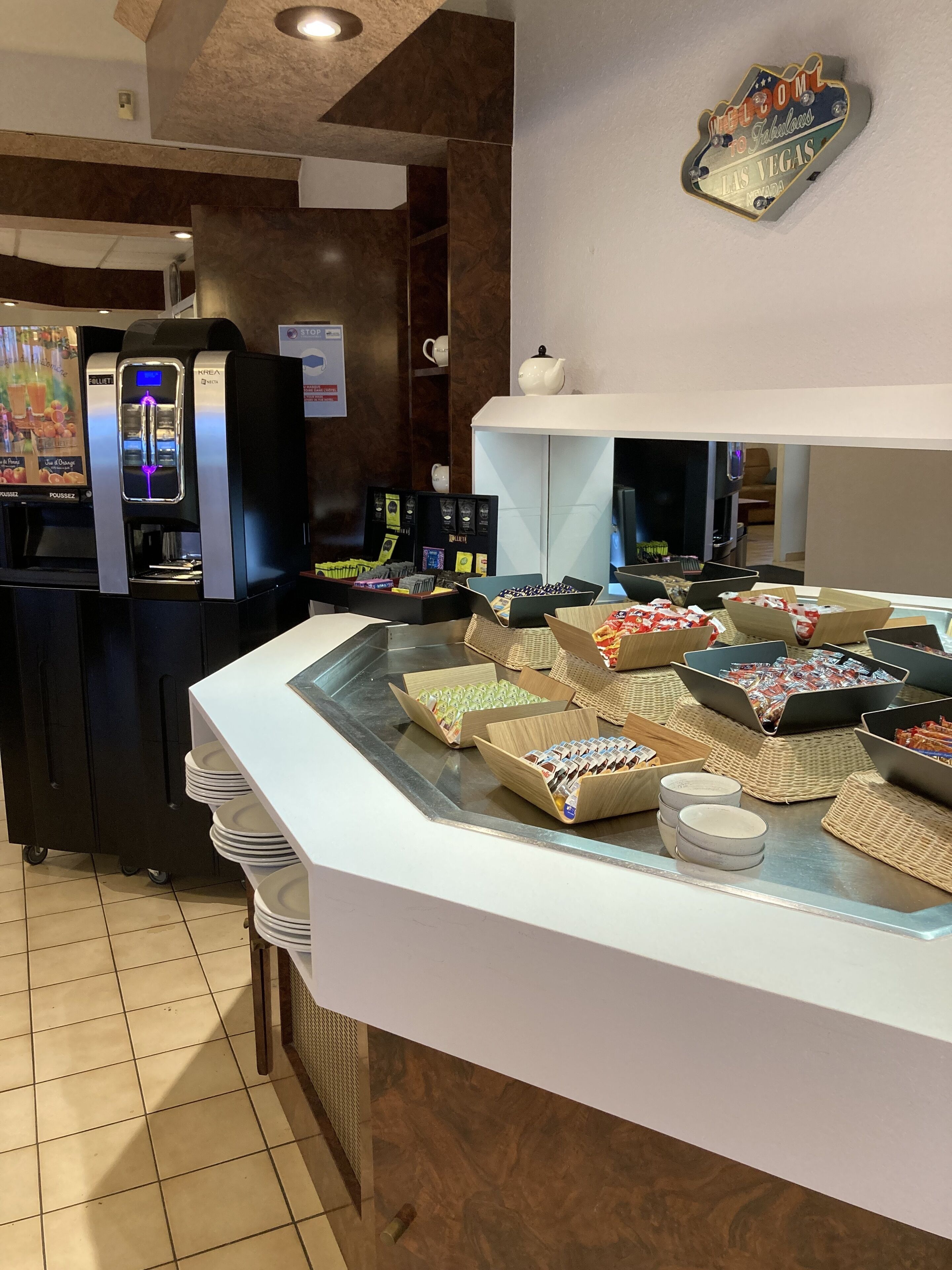 Daily buffet breakfast (EUR 9.90 per person)