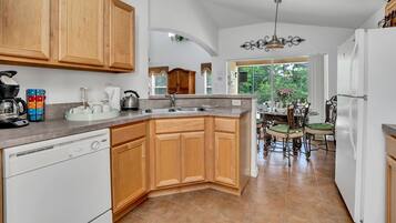 Casa (5 Bedrooms) | Cocina privada | Refrigerador, microondas, horno y parrilla de estufa