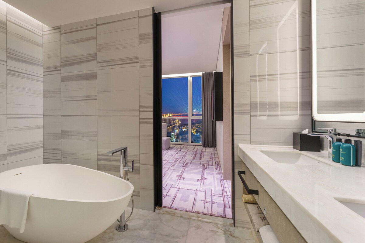 Suite, 1 Bedroom, Club lounge access, Ocean View | Minibar, in-room safe, desk, soundproofing