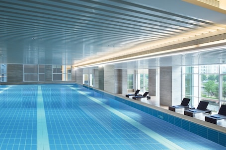 Piscina. Crowne Plaza Dalian Xinghai by IHG