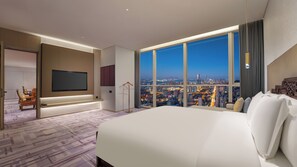 Suite, 1 Bedroom, Club lounge access | Minibar, in-room safe, desk, soundproofing - Crowne Plaza Dalian Xinghai by IHG (Dalian)