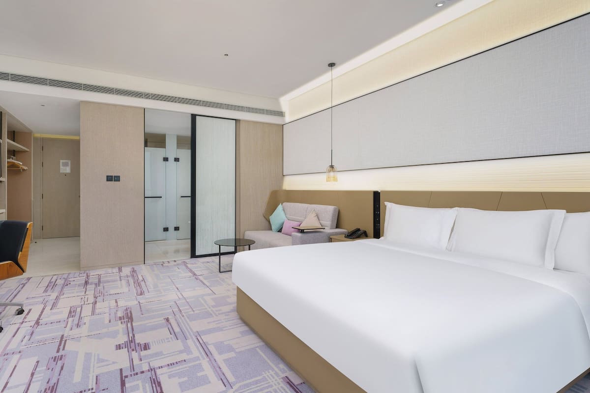 Standard Room, 1 King Bed, Club Lounge Access | Minibar, in-room safe, desk, soundproofing