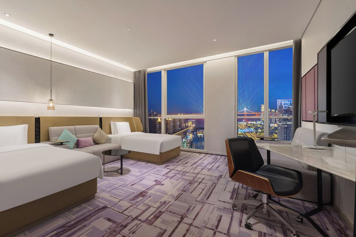 Minibar, pengeskab på værelset, skrivebord, lydisolering