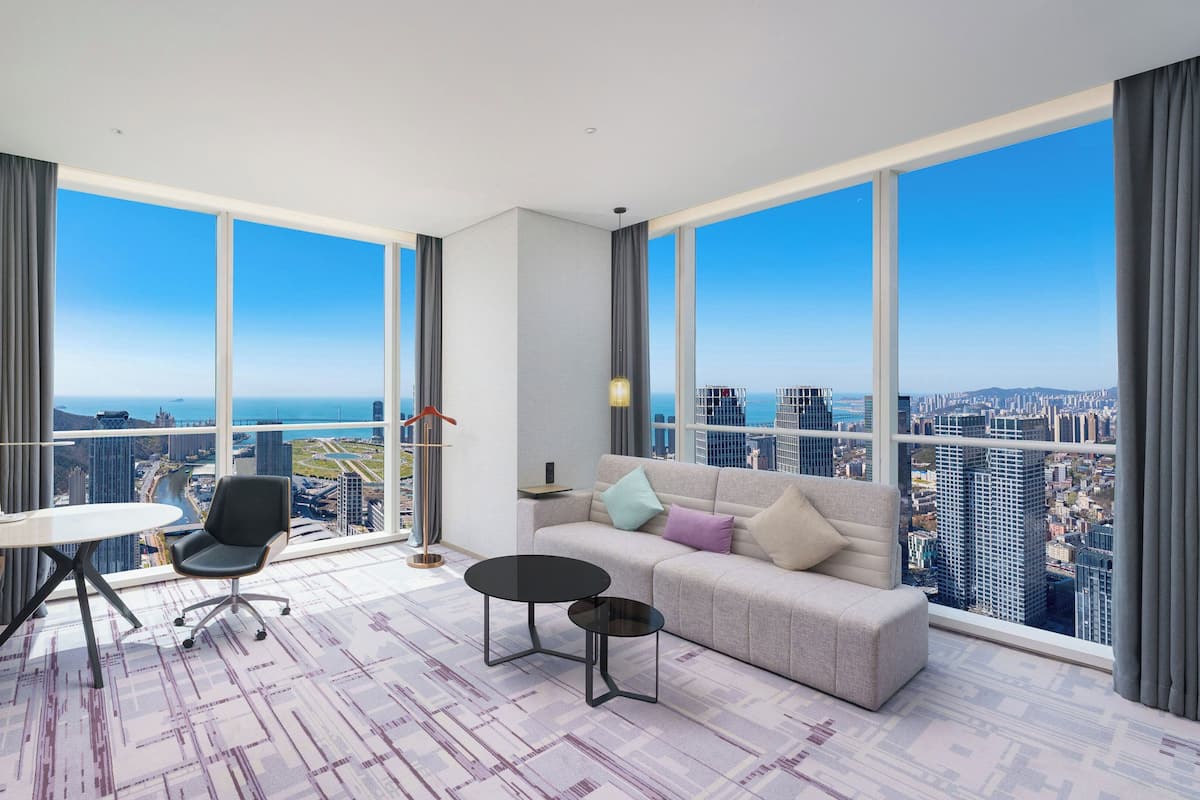 Suite, 1 Bedroom, Club lounge access, Ocean View | Minibar, in-room safe, desk, soundproofing