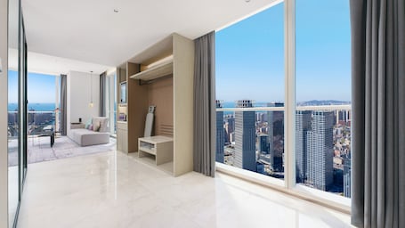 Minibar, caja de seguridad en la habitación y escritorio