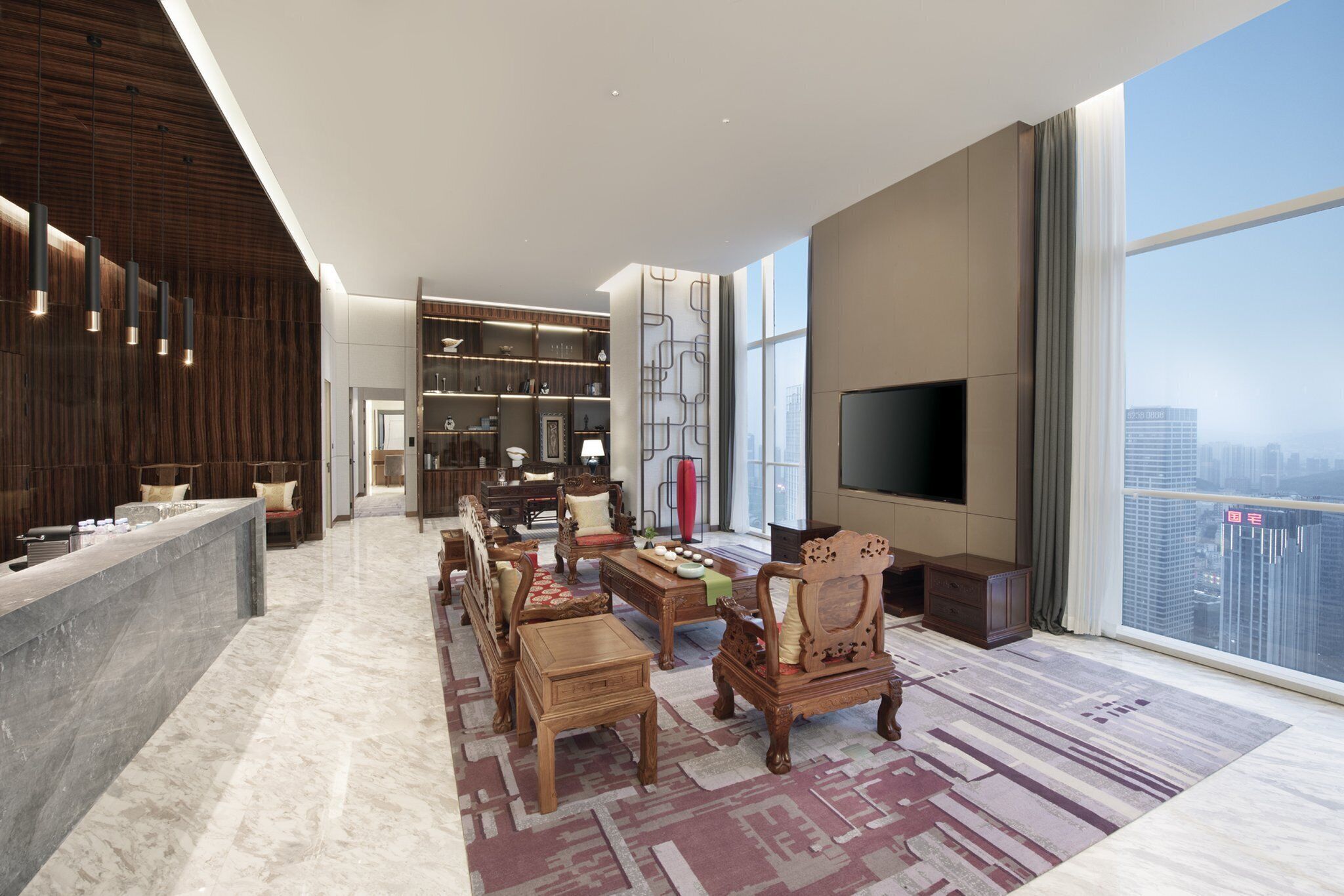 Royal suite | Een minibar, een kluis op de kamer, een bureau, geluiddichte muren