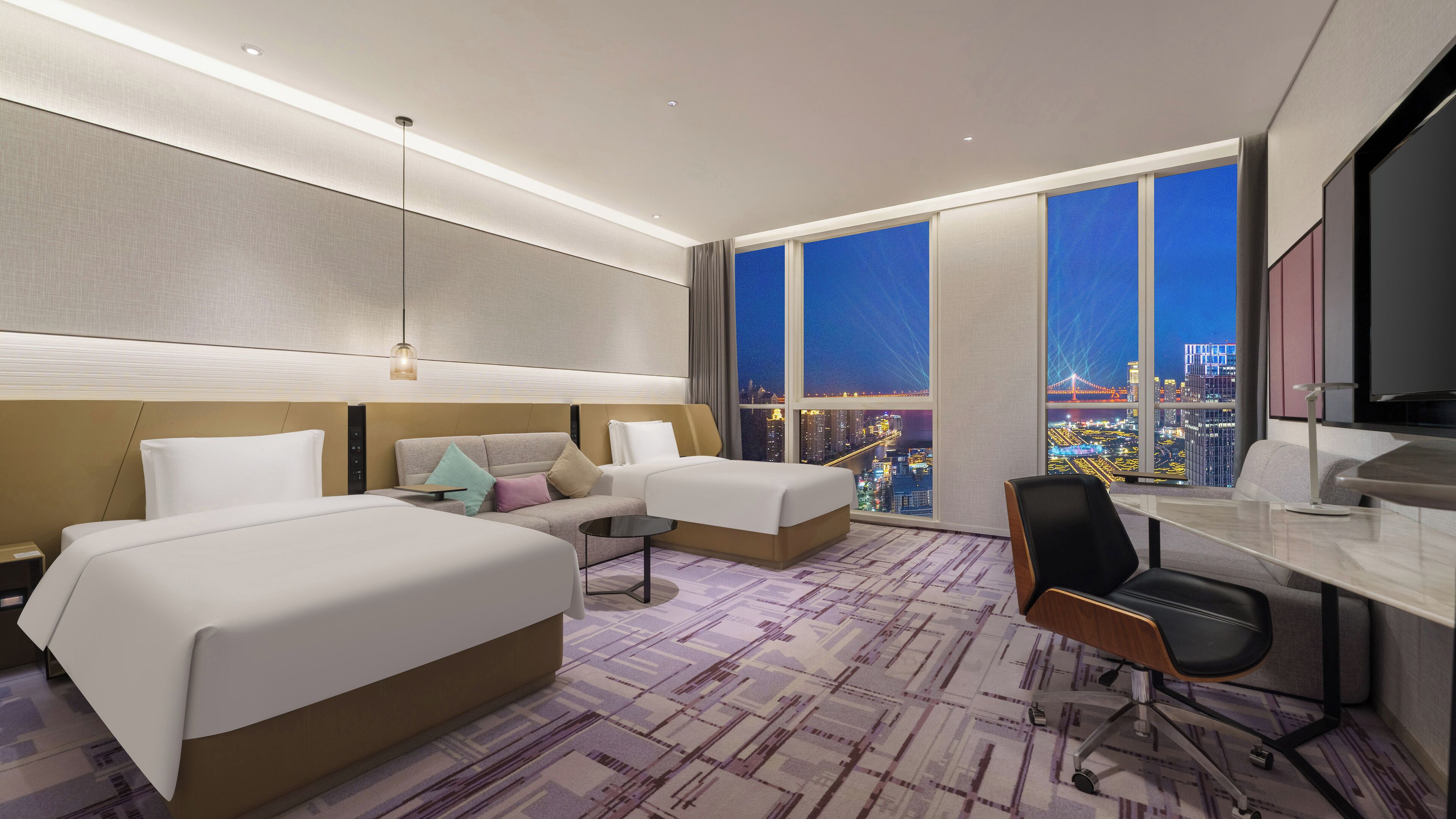 Een minibar, een kluis op de kamer, een bureau, geluiddichte muren