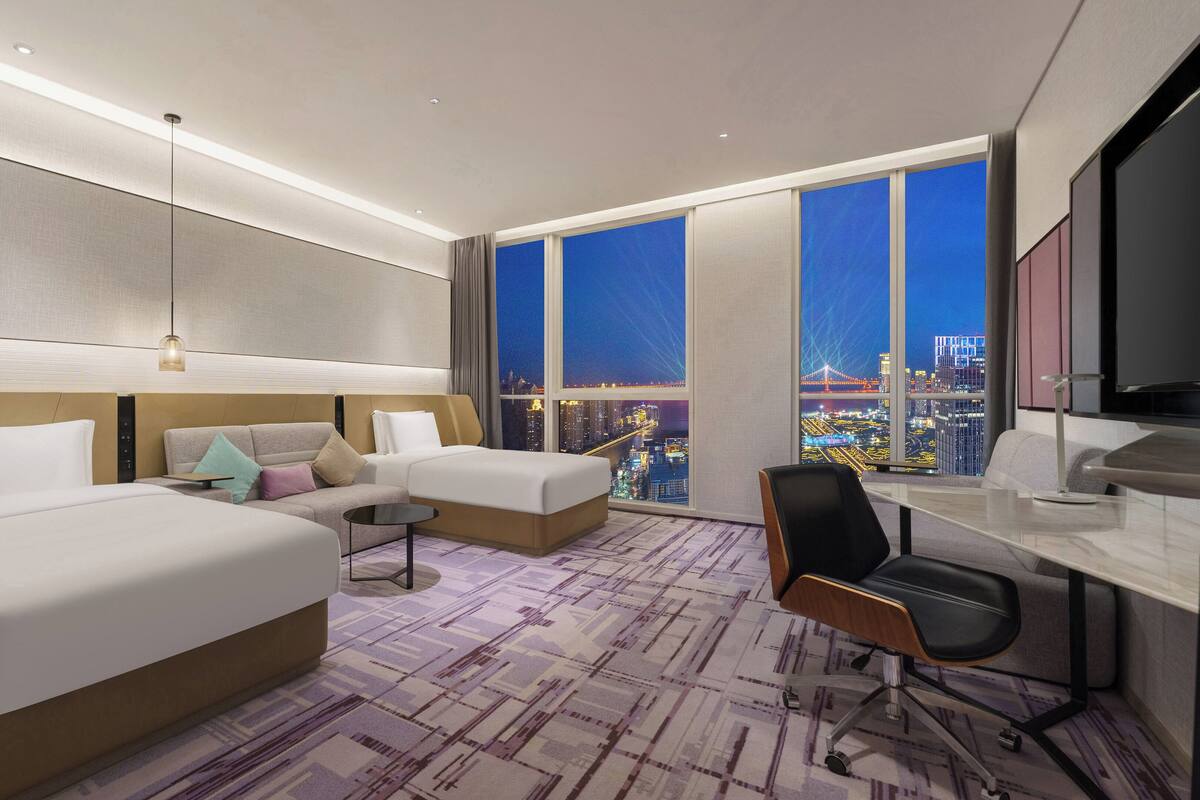 Standard Room, 2 Twin Beds, Club Lounge Access, Ocean View | Minibar, in-room safe, desk, soundproofing