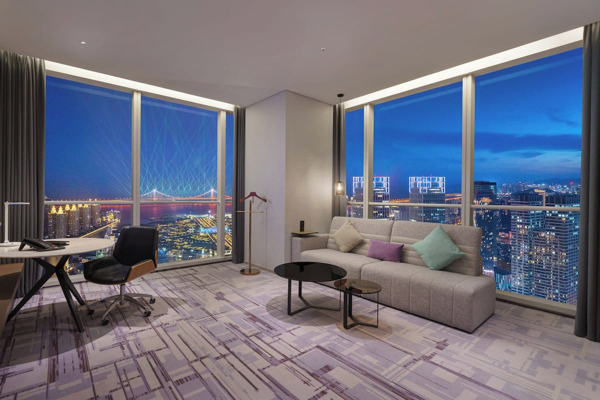 Sviitti, 1 makuuhuone, club-loungen käyttöoikeus, valtamerinäköala | Minibaari, tallelokero huoneessa, työpöytä, äänieristys