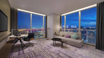 Suite, 1 Bedroom, Club lounge access, Ocean View | Minibar, in-room safe, desk, soundproofing