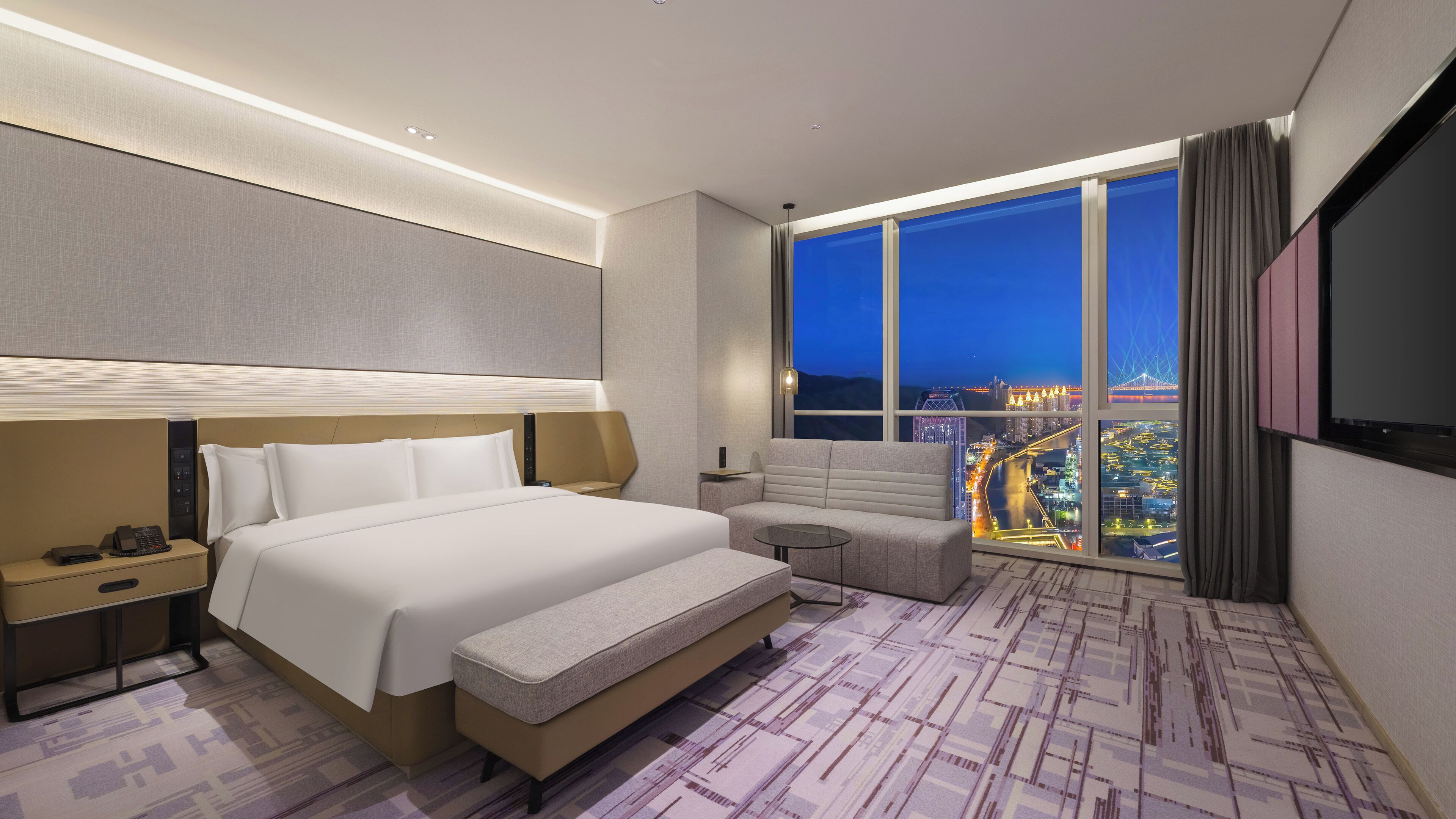 Suite, 1 slaapkamer, toegang tot de clublounge, uitzicht op oceaan | Een minibar, een kluis op de kamer, een bureau, geluiddichte muren