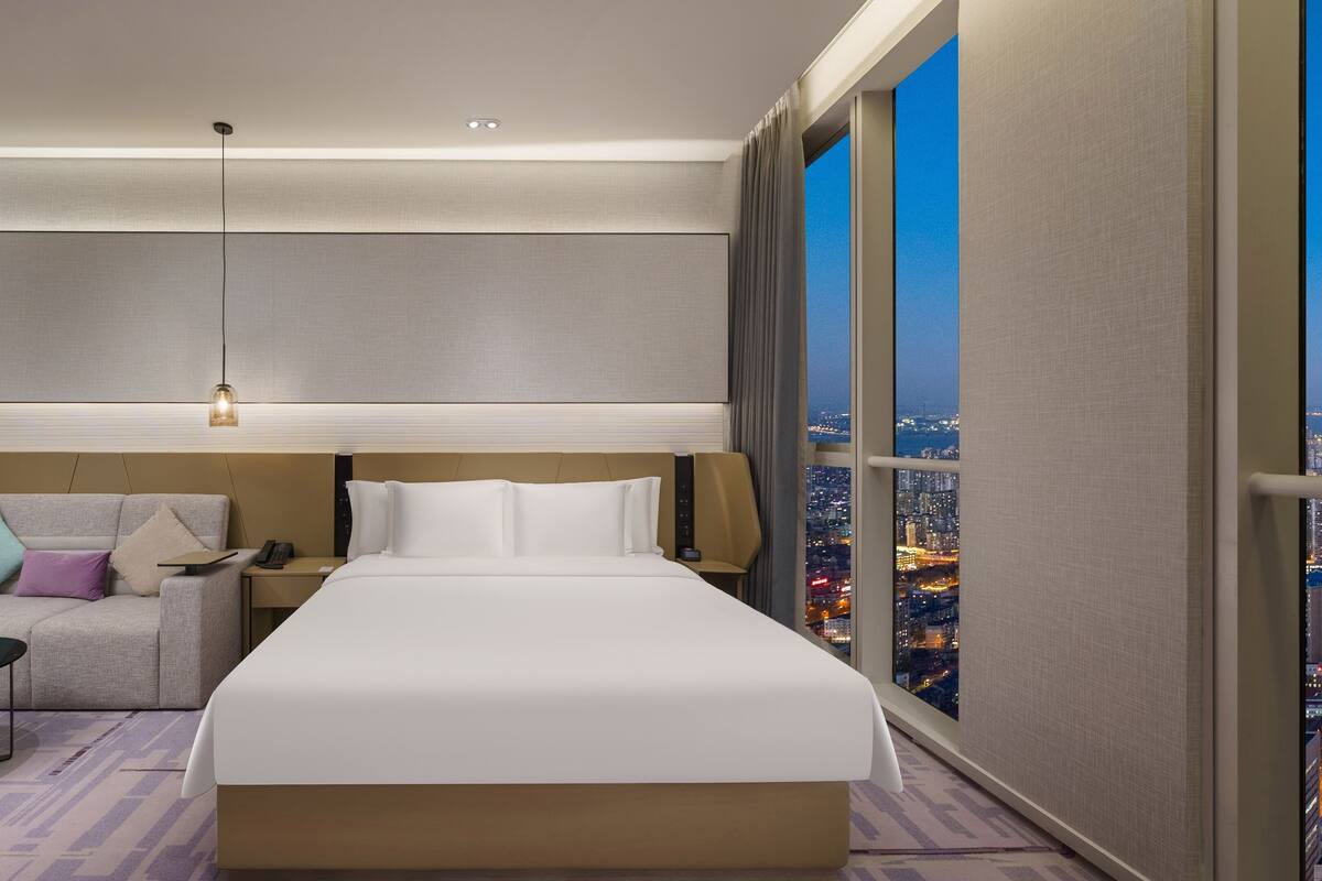 Minibar, pengeskab på værelset, skrivebord, lydisolering