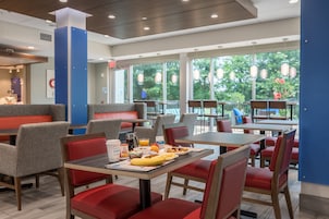 Café da manhã com buffet grátis todos os dias