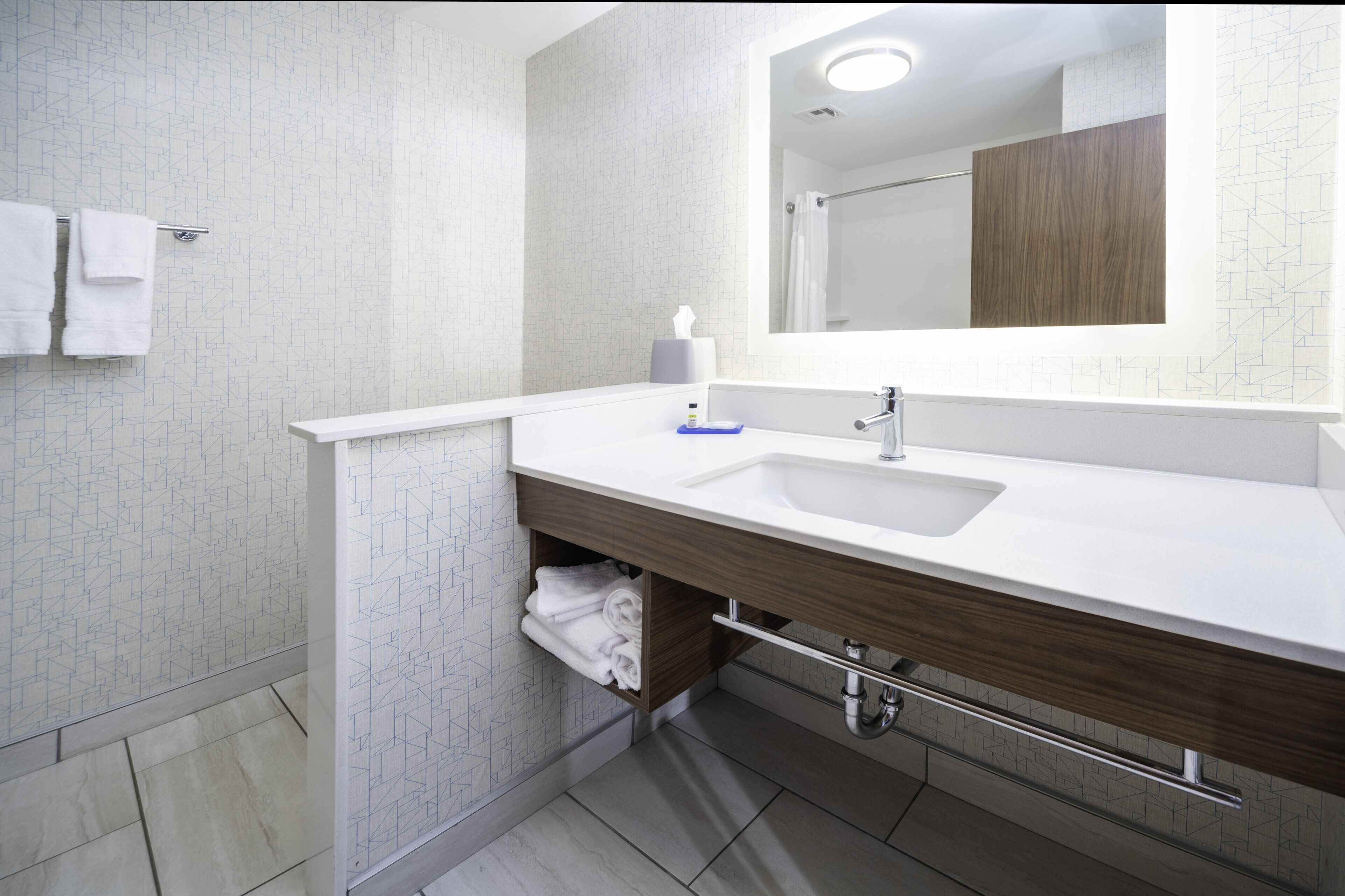 hydromassage showerhead, free toiletries, hair dryer, towels