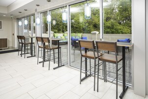 Café da manhã com buffet grátis todos os dias