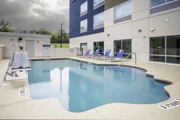 Seasonal outdoor pool, open 10:00 AM to 10:00 PM, sun loungers