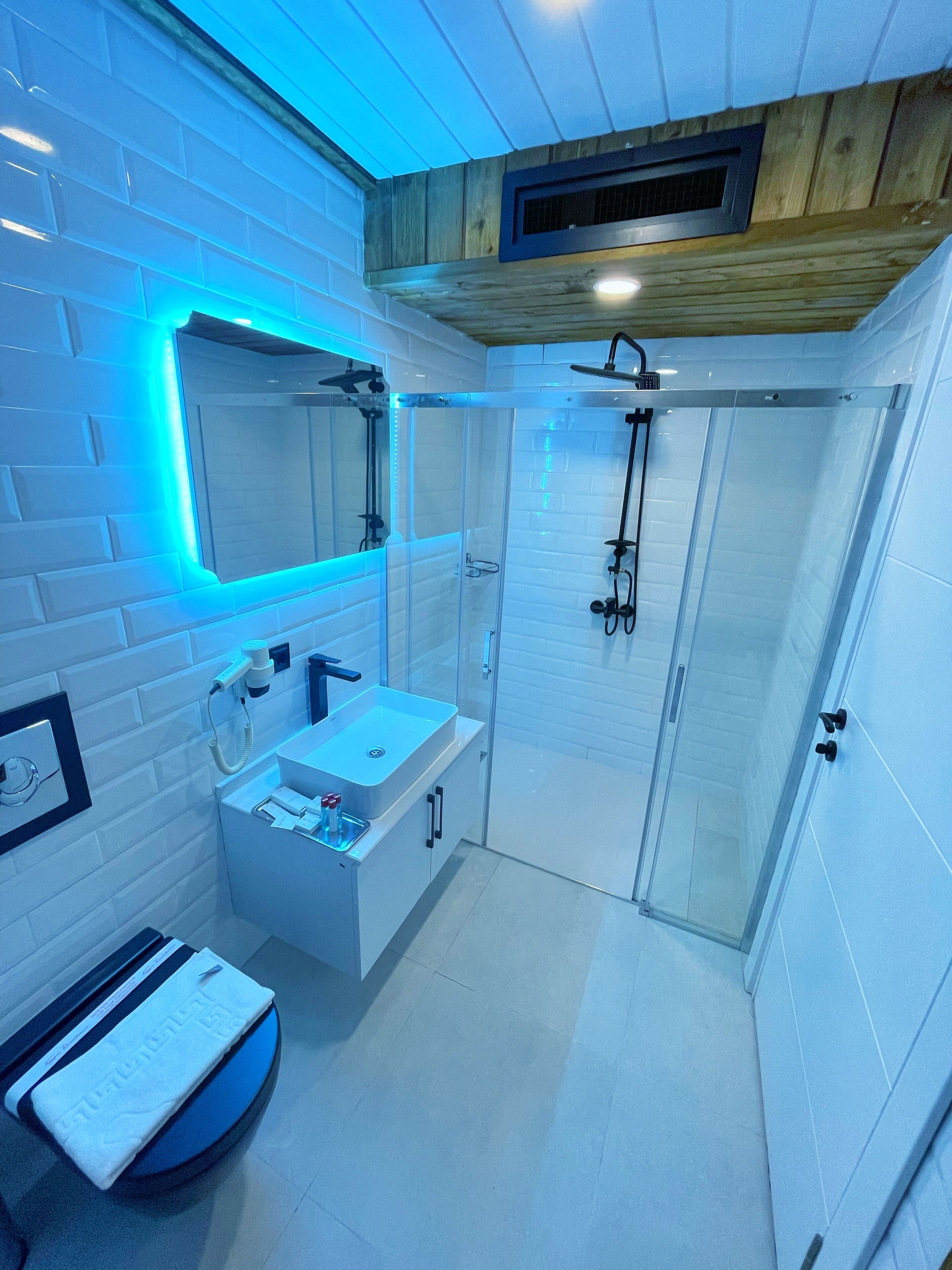 Familie bungalow, 2 slaapkamers, uitzicht op meer | Badkamer | Een douche, een hydromassagedouche, gratis toiletartikelen