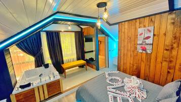 Family Bungalow, 2 Bedrooms, Lake View | Desk, soundproofing, free WiFi