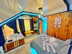 Family Bungalow, 2 Bedrooms, Lake View | 2 bedrooms, desk, soundproofing, free WiFi