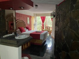 舒适双人房（单人入住） | 高档床上用品、加厚床垫、免费 WiFi、床单