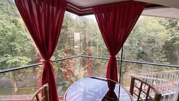 Habitación Confort doble de uso individual | Ropa de cama de alta calidad y colchones con acolchado adicional