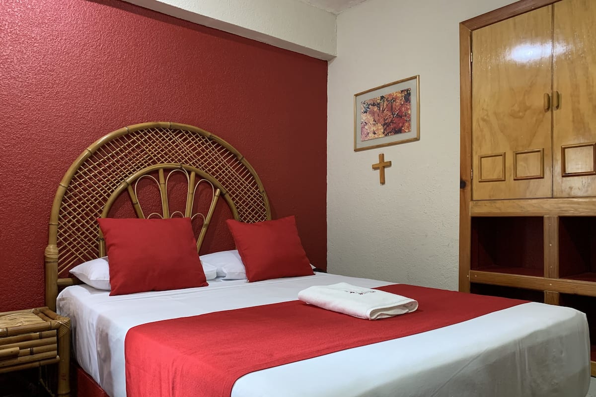 Habitación básica doble de uso individual | Ropa de cama de alta calidad, camas con pillow-top y wifi gratis