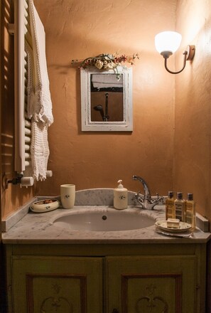 Combined shower/bathtub, hair dryer, bidet, towels