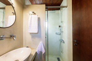 Dusche, Haartrockner, Handtücher, Seife