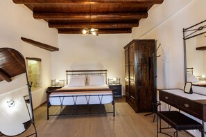 4 camere, una cassaforte in camera, una scrivania, ferro/asse da stiro