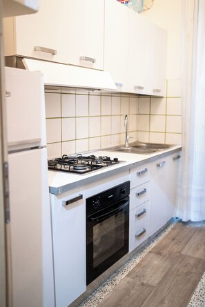 高級三人房 | 私人廚房 | 微波爐、烤箱、咖啡磨豆機、烤盤