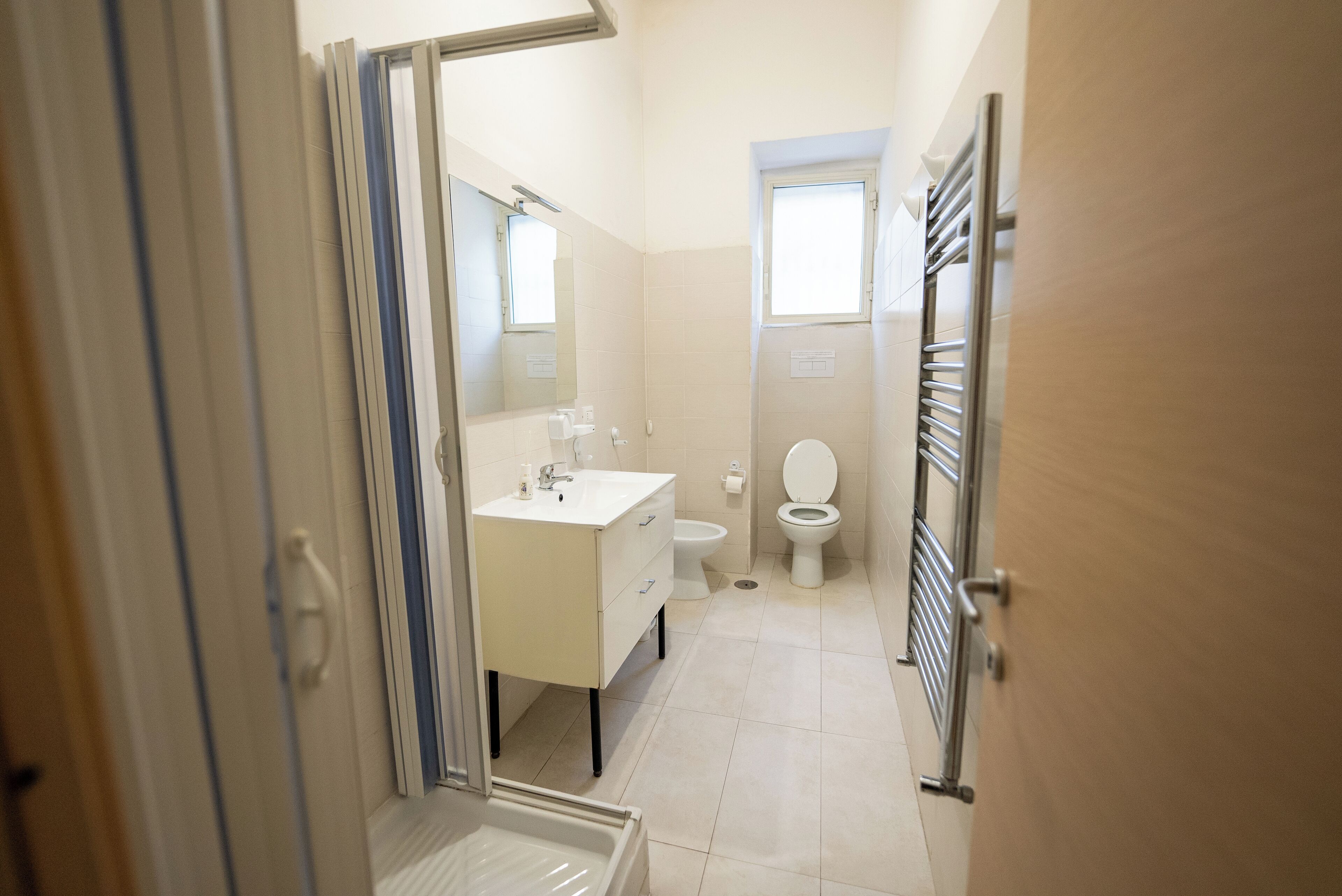 Chambre Triple Supérieure | Salle de bain | Douche, douche à « effet pluie », articles de toilette gratuits
