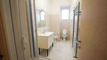 Tripla Superior | Bagno | Doccia, soffione a pioggia, set di cortesia gratuito, asciugamani