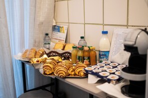 Superior Triple Room | Private kitchen | Microwave, oven, coffee grinder, griddle - Home Josèphine (Caserta)