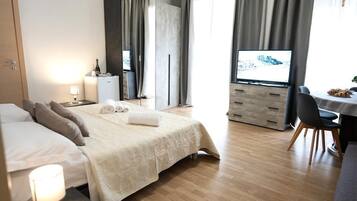 Matrimoniale - bagno in comune | Laptop workspace, free WiFi